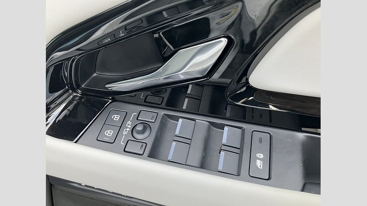 2025 認定中古車 Land Rover Range Rover Evoque オストゥーニパールホワイト プラグインハイブリッド（ガソリン） SWB DYNAMIC SE