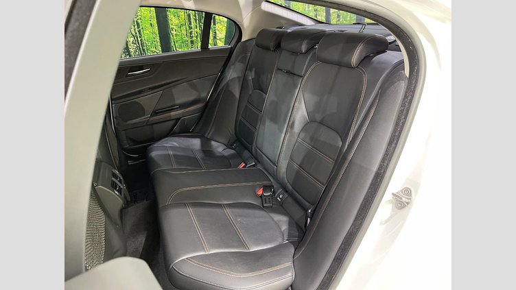 2017 認定中古車 Jaguar XE Fuji White ガソリン ＳＥ