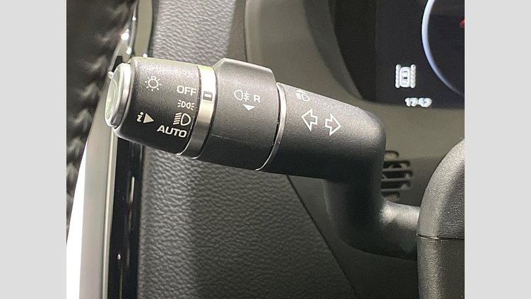 2017 認定中古車 Jaguar XE Fuji White ガソリン ＳＥ