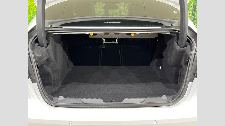 2017 認定中古車 Jaguar XE Fuji White ガソリン ＳＥ