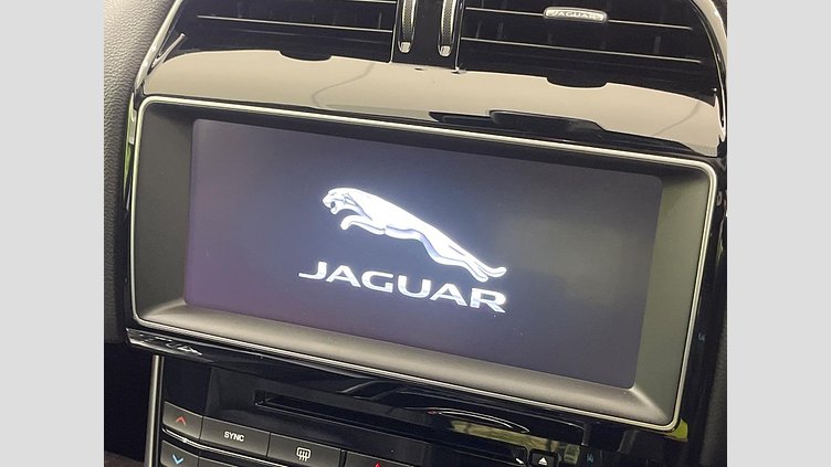 2017 認定中古車 Jaguar XE Fuji White ガソリン ＳＥ