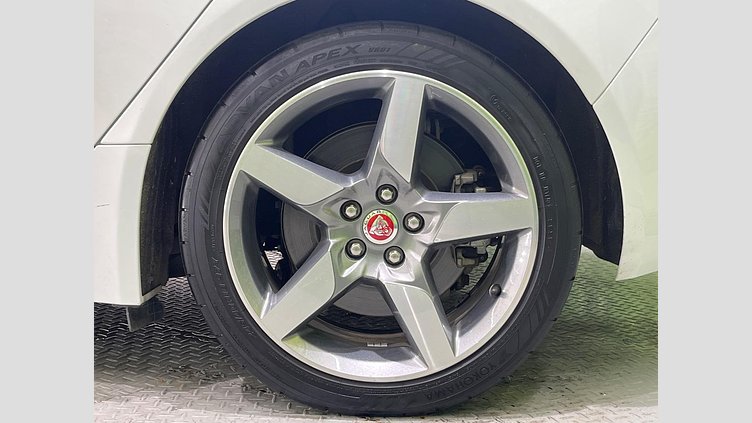 2017 認定中古車 Jaguar XE Fuji White ガソリン ＳＥ