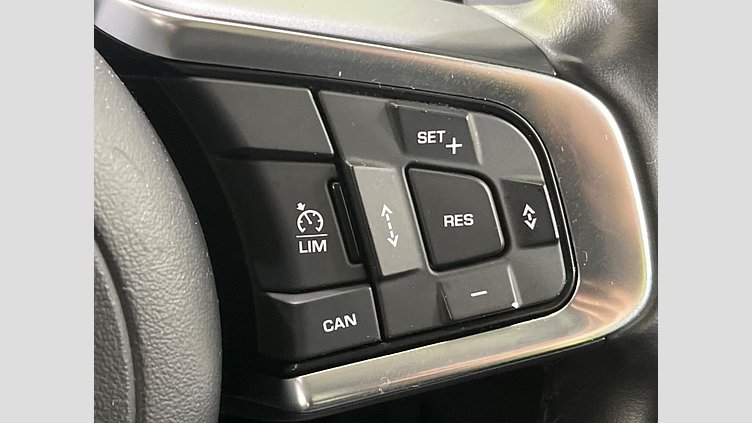 2017 認定中古車 Jaguar XE Fuji White ガソリン ＳＥ