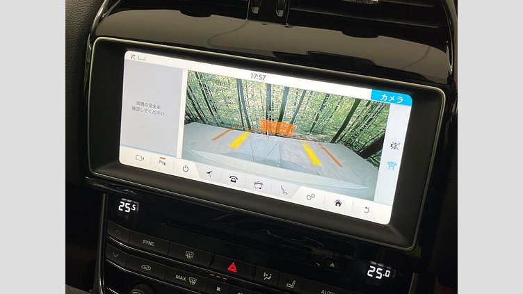 2017 認定中古車 Jaguar XE Fuji White ガソリン ＳＥ