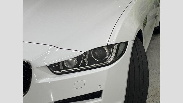 2017 認定中古車 Jaguar XE Fuji White ガソリン ＳＥ