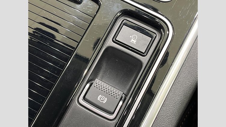 2017 認定中古車 Jaguar XE Fuji White ガソリン ＳＥ