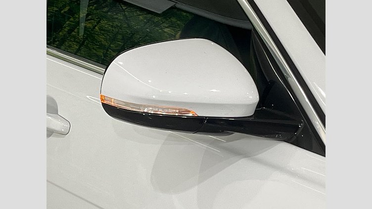 2017 認定中古車 Jaguar XE Fuji White ガソリン ＳＥ