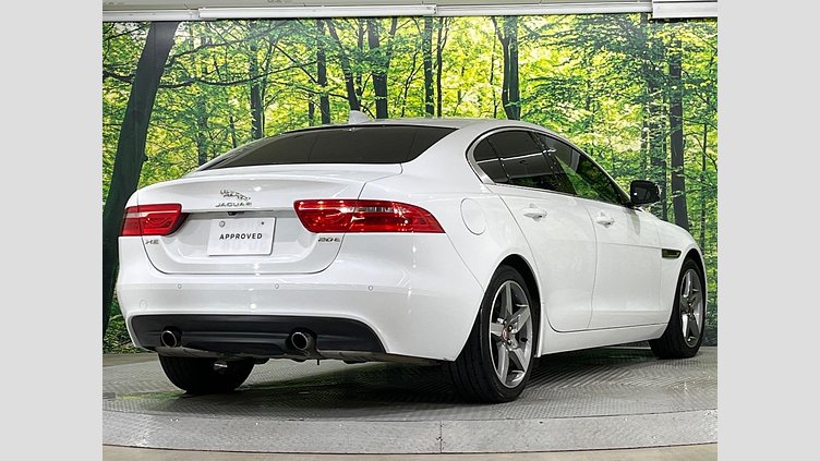 2017 認定中古車 Jaguar XE Fuji White ガソリン ＳＥ