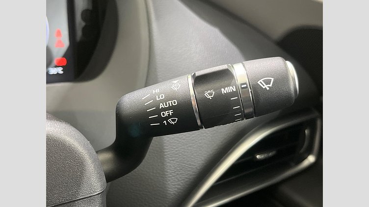 2017 認定中古車 Jaguar XE Fuji White ガソリン ＳＥ