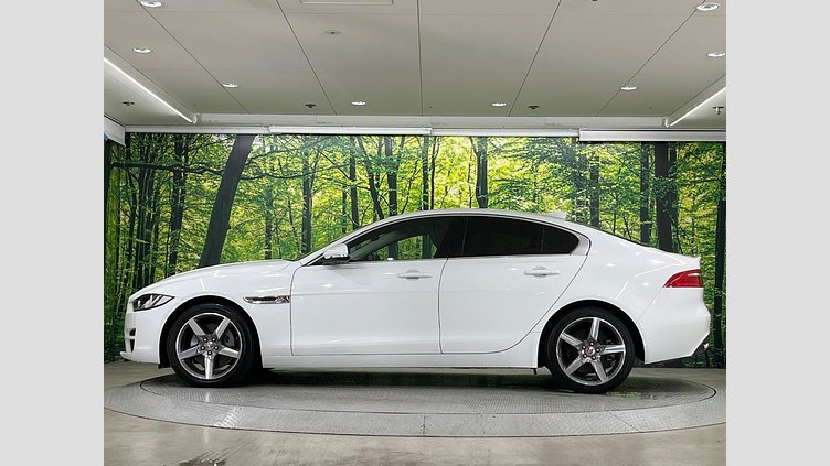 2017 認定中古車 Jaguar XE Fuji White ガソリン ＳＥ