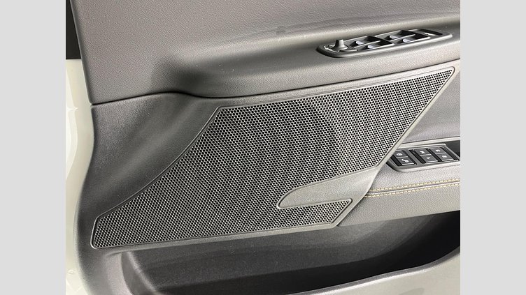 2017 認定中古車 Jaguar XE Fuji White ガソリン ＳＥ