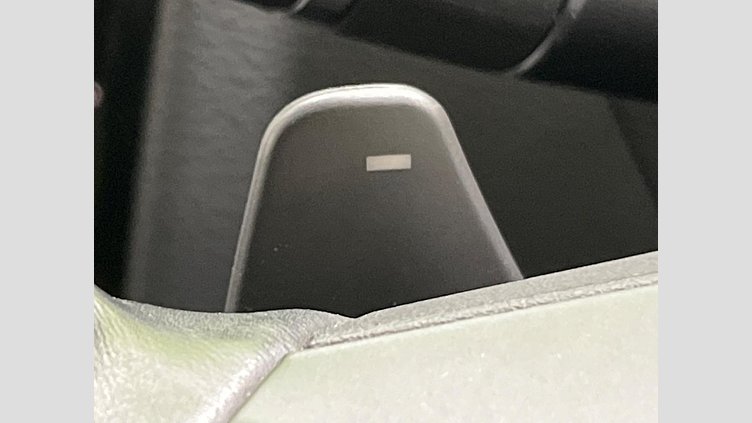 2017 認定中古車 Jaguar XE Fuji White ガソリン ＳＥ