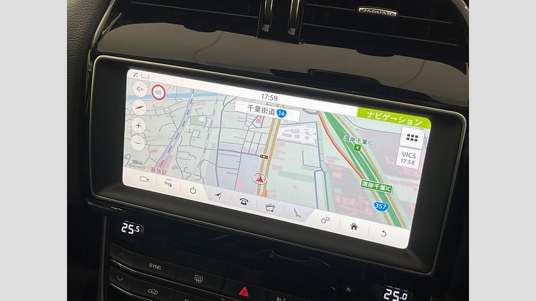 2017 認定中古車 Jaguar XE Fuji White ガソリン ＳＥ