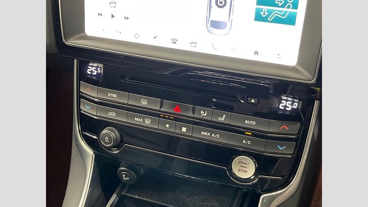 2017 認定中古車 Jaguar XE Fuji White ガソリン ＳＥ