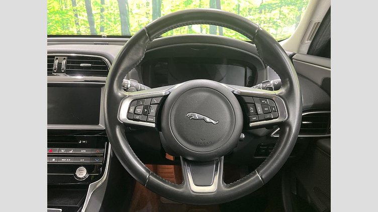 2017 認定中古車 Jaguar XE Fuji White ガソリン ＳＥ