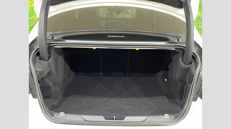 2017 認定中古車 Jaguar XE Fuji White ガソリン ＳＥ