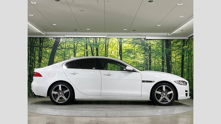 2017 認定中古車 Jaguar XE Fuji White ガソリン ＳＥ
