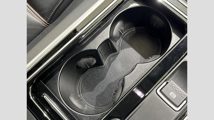 2017 認定中古車 Jaguar XE Fuji White ガソリン ＳＥ