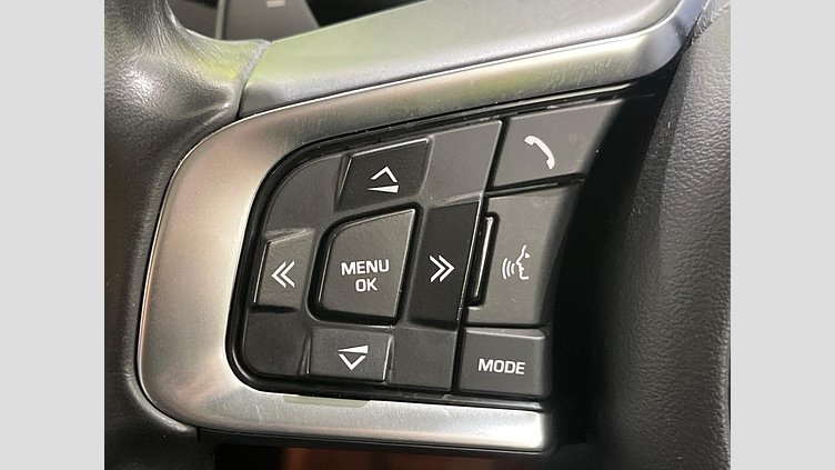 2017 認定中古車 Jaguar XE Fuji White ガソリン ＳＥ