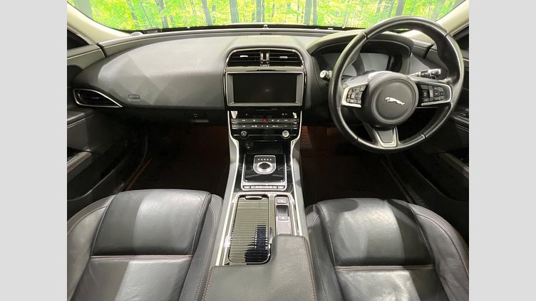 2017 認定中古車 Jaguar XE Fuji White ガソリン ＳＥ