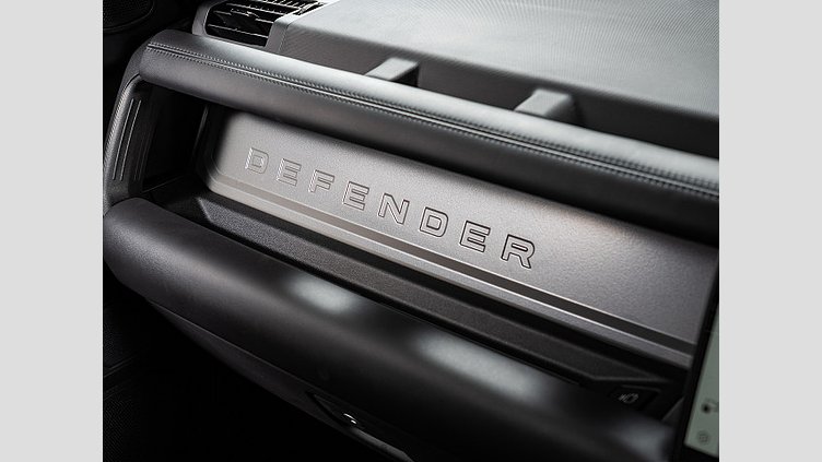 2024 認定中古車 Land Rover Defender 110 フェローグリーン P635 ガソリンV8マイルドハイブリッド OCTA Edition One