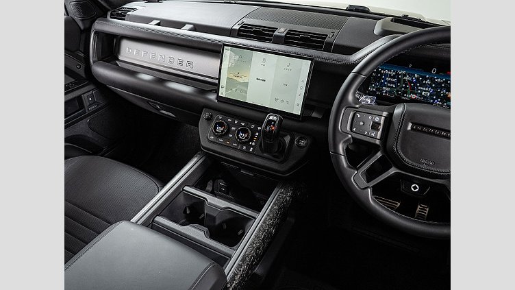 2024 認定中古車 Land Rover Defender 110 フェローグリーン P635 ガソリンV8マイルドハイブリッド OCTA Edition One