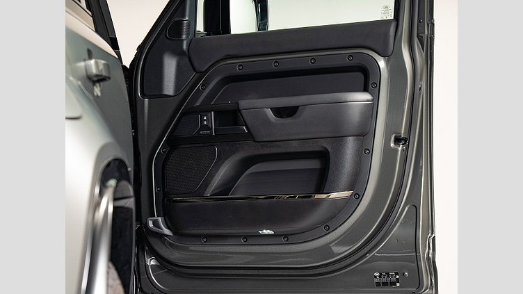 2024 認定中古車 Land Rover Defender 110 フェローグリーン P635 ガソリンV8マイルドハイブリッド OCTA Edition One