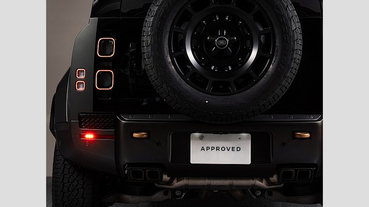 2024 認定中古車 Land Rover Defender 110 フェローグリーン P635 ガソリンV8マイルドハイブリッド OCTA Edition One