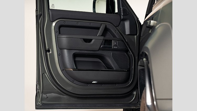 2024 認定中古車 Land Rover Defender 110 フェローグリーン P635 ガソリンV8マイルドハイブリッド OCTA Edition One