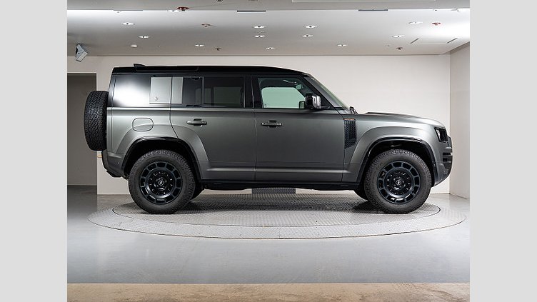2024 認定中古車 Land Rover Defender 110 フェローグリーン P635 ガソリンV8マイルドハイブリッド OCTA Edition One