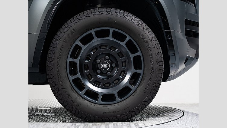 2024 認定中古車 Land Rover Defender 110 フェローグリーン P635 ガソリンV8マイルドハイブリッド OCTA Edition One