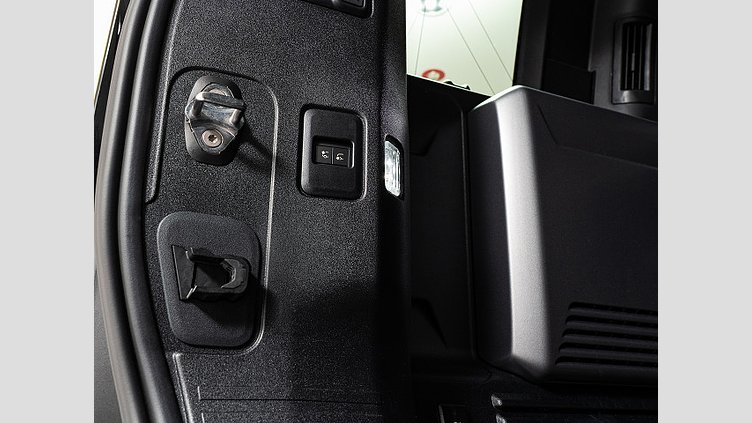 2024 認定中古車 Land Rover Defender 110 フェローグリーン P635 ガソリンV8マイルドハイブリッド OCTA Edition One