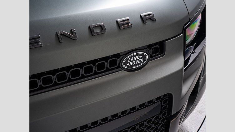 2024 認定中古車 Land Rover Defender 110 フェローグリーン P635 ガソリンV8マイルドハイブリッド OCTA Edition One