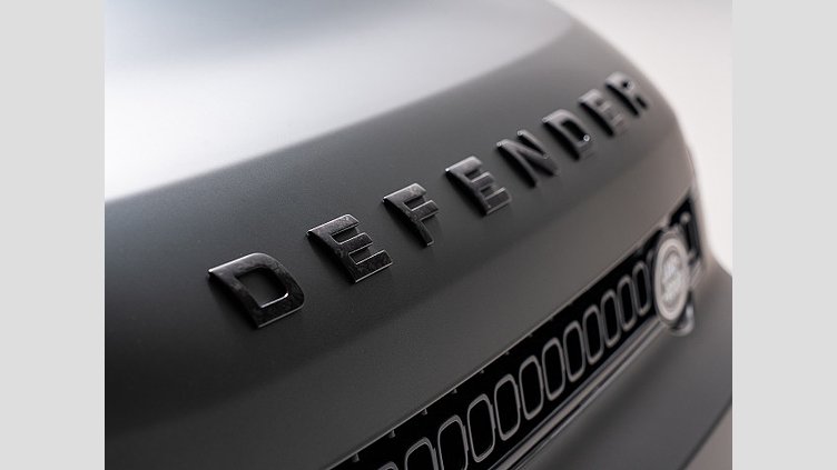 2024 認定中古車 Land Rover Defender 110 フェローグリーン P635 ガソリンV8マイルドハイブリッド OCTA Edition One