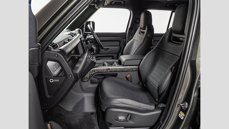 2024 認定中古車 Land Rover Defender 110 フェローグリーン P635 ガソリンV8マイルドハイブリッド OCTA Edition One