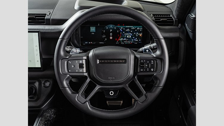 2024 認定中古車 Land Rover Defender 110 フェローグリーン P635 ガソリンV8マイルドハイブリッド OCTA Edition One