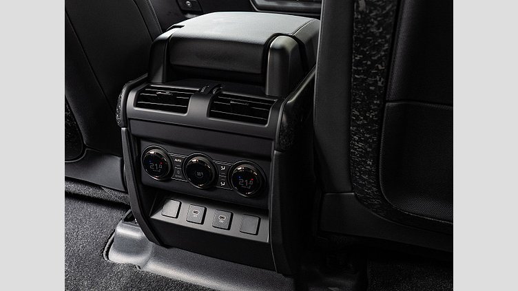 2024 認定中古車 Land Rover Defender 110 フェローグリーン P635 ガソリンV8マイルドハイブリッド OCTA Edition One