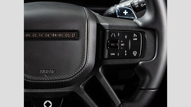 2024 認定中古車 Land Rover Defender 110 フェローグリーン P635 ガソリンV8マイルドハイブリッド OCTA Edition One