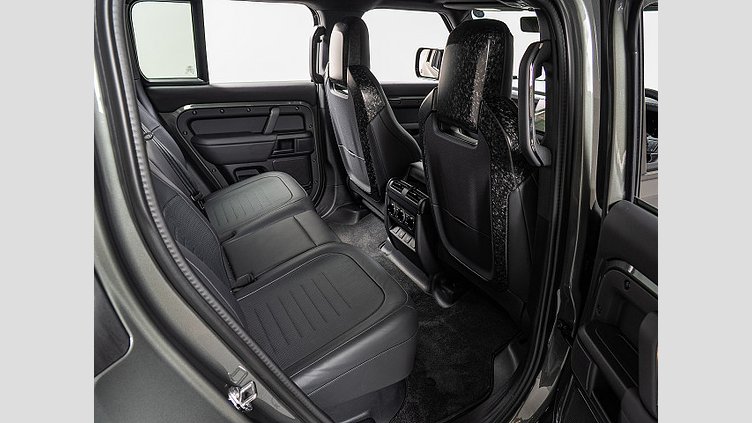 2024 認定中古車 Land Rover Defender 110 フェローグリーン P635 ガソリンV8マイルドハイブリッド OCTA Edition One