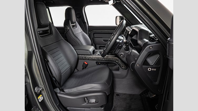 2024 認定中古車 Land Rover Defender 110 フェローグリーン P635 ガソリンV8マイルドハイブリッド OCTA Edition One