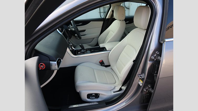 2019 認定中古車 Jaguar XE Eiger Grey 2.0 litre i4D Diesel S