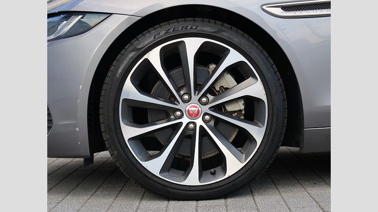 2019 認定中古車 Jaguar XE Eiger Grey 2.0 litre i4D Diesel S