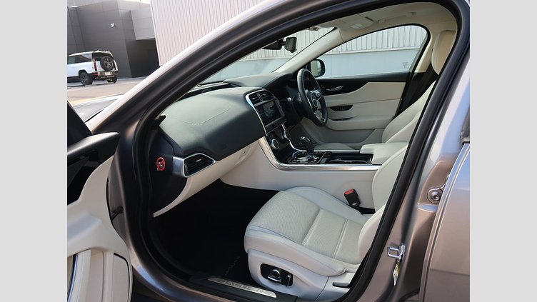 2019 認定中古車 Jaguar XE Eiger Grey 2.0 litre i4D Diesel S