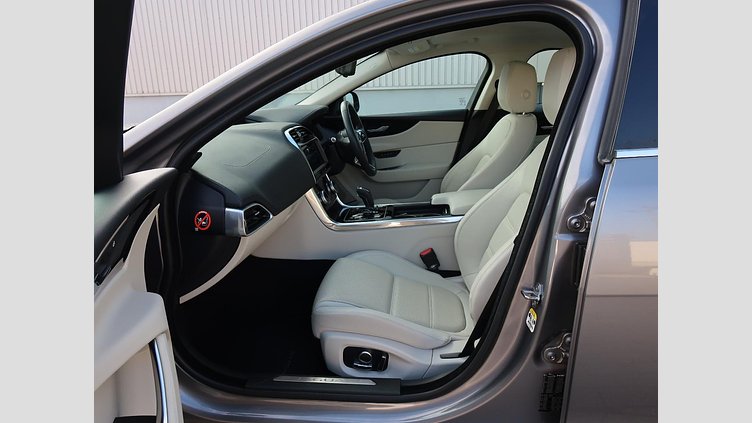 2019 認定中古車 Jaguar XE Eiger Grey 2.0 litre i4D Diesel S