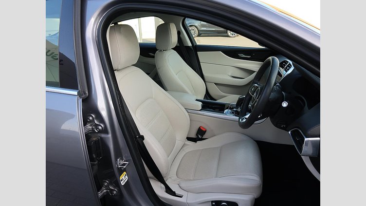 2019 認定中古車 Jaguar XE Eiger Grey 2.0 litre i4D Diesel S