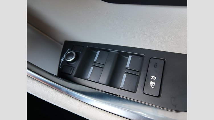 2019 認定中古車 Jaguar XE Eiger Grey 2.0 litre i4D Diesel S