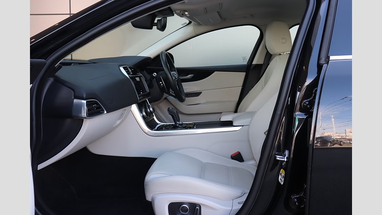 2019 認定中古車 Jaguar XE サントリーニブラック P250 RWD AUTOMATIC 4 door Saloon S