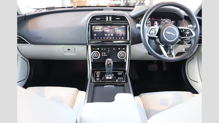 2019 認定中古車 Jaguar XE サントリーニブラック P250 RWD AUTOMATIC 4 door Saloon S