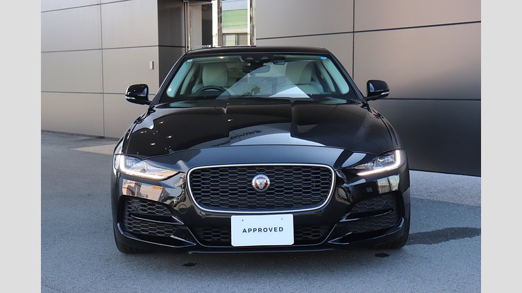 2019 認定中古車 Jaguar XE サントリーニブラック P250 RWD AUTOMATIC 4 door Saloon S