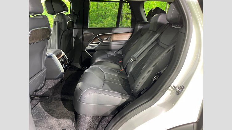 2024 認定中古車 Land Rover Range Rover オストゥーニパールホワイト（お取り扱いの有無については正規ディーラーにお問い合わせください） D350 AWD MHEV（AT） スタンダードホイールベース Autobiography